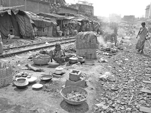 写真２　バングラデシュのスラムでの調理の風景