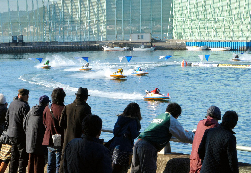 写真・図版 : 払い戻しが少ない日本の公営ギャンブル＝2014年2月、徳島県鳴門競艇場