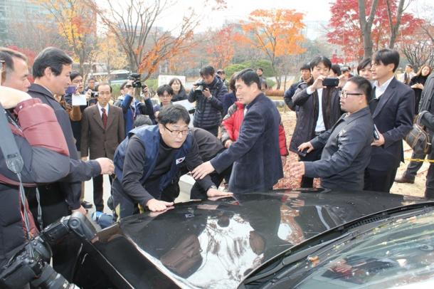 ソウル中央地裁での初公判終了後、加藤達也・産経新聞前ソウル支局長を乗せた車を取り囲み、抗議する韓国人ら