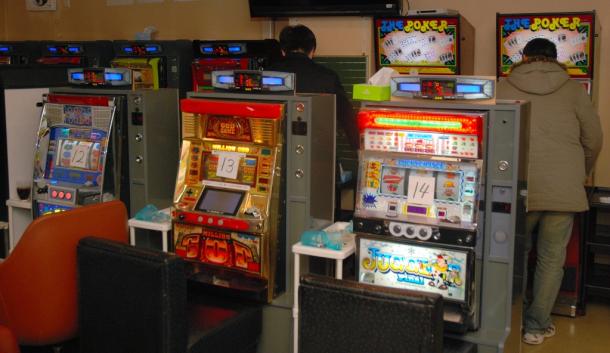 常習賭博の疑い、仙台・青葉区の店経営者逮捕で。捜査員は店内にあったゲーム機を調べた＝仙台市2011