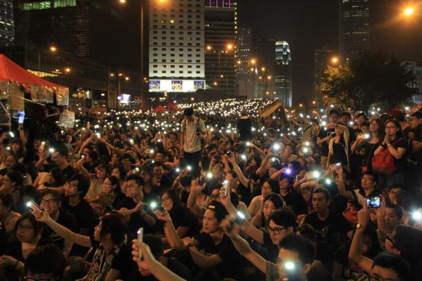 乙武さんとの写真、スマホのライトでデモを盛り上げる参加者達（提供：青木大和氏）