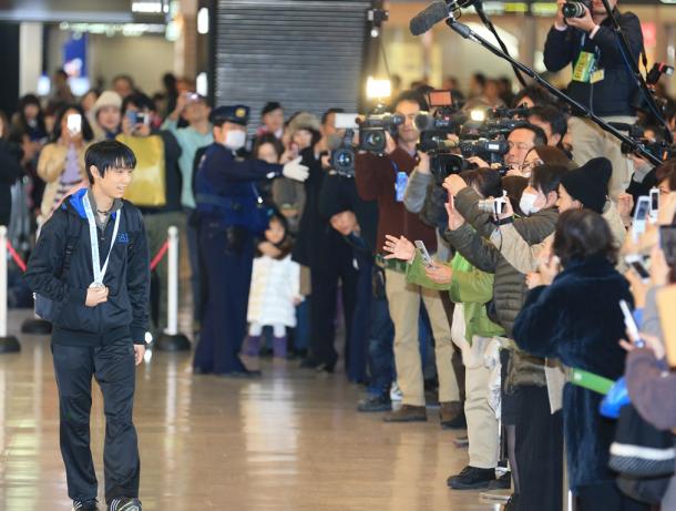 写真・図版 : GPファイナルで優勝、成田空港で多くのファンに迎えられた＝2014年12月16日
