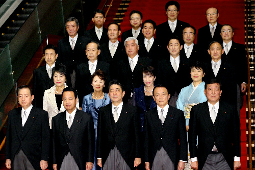第3次安倍内閣の閣僚たち＝2014年12月24日午後１０時１５分、首相官邸