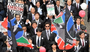写真・図版 : ヘイトスピーチなど差別的な動きへの反対を訴えた「東京大行進」＝2013年9月、東京