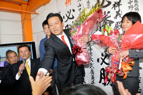 当選が決まり、支持者と握手を交わす山口祥義氏（中央）＝2015年1月11日夜、佐賀市