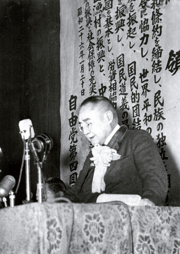 自由党大会で演説する吉田茂首相＝1951年1月20日