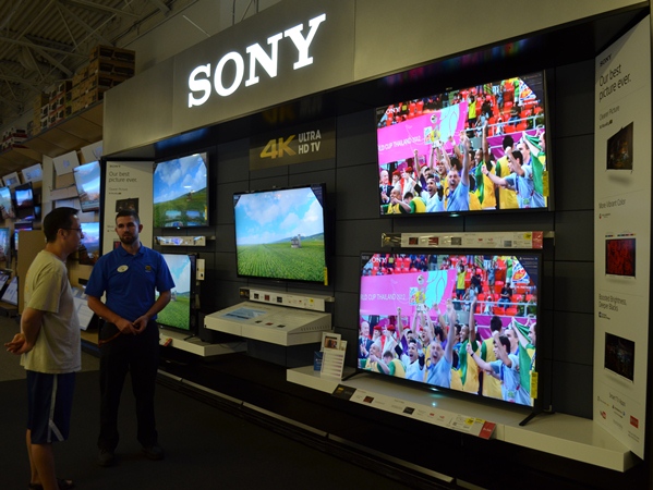 ソニーが米家電大手ベストバイの店に設けたコーナー。4Kテレビを中心に販売の立て直しを図る＝2014年6月、ロサンゼルス郊外