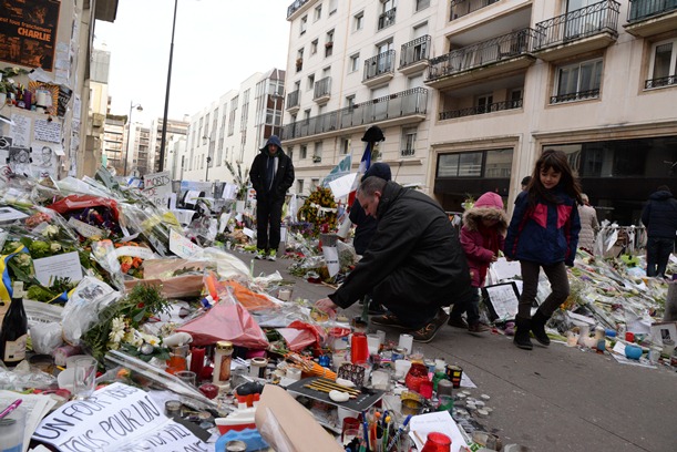 シャルリー・エブド紙の事務所近くで、犠牲者を追悼する人たち＝2015年1月18日、パリ