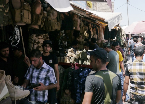 写真・図版 : 若者たちで込み合うミリタリー用品を売る市場＝26日、バグダッドのバーブシャルジャで、川上撮影