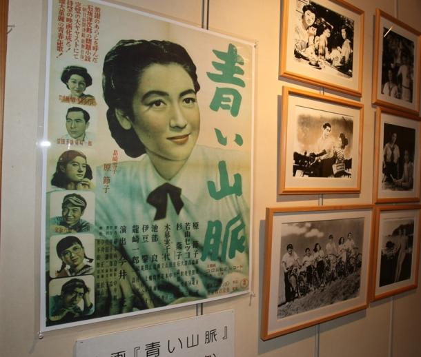 写真・図版 : 秋田県横手市の石坂洋次郎文学記念館。ポスターは『青い山脈』（1949）