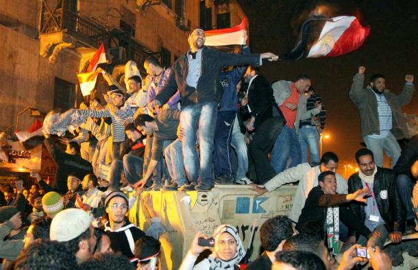 カイロのタハリール広場で、ムバラク大統領の退陣後、軍の装甲車に上がって喜び合う市民たち 201102