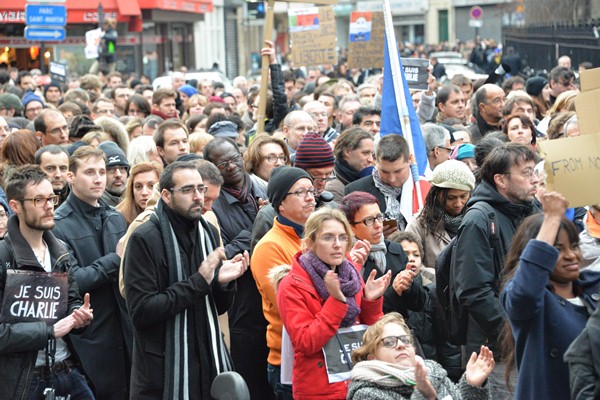 表現の自由やテロに屈しない決意を示す大行進に参加した人々＝2015年1月11日、パリ市内