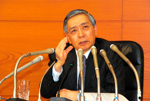 写真・図版 : 黒田東彦・日本銀行総裁も難題に挑み続けている＝2014年12月19日、日銀本店 
