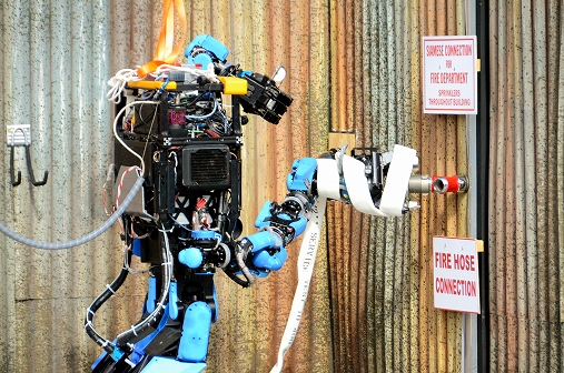 写真・図版 : 消火用ホースを栓に差し込もうと試みる日本人チーム「ＳＣＨＡＦＴ」のロボット＝米フロリダ州マイアミ郊外