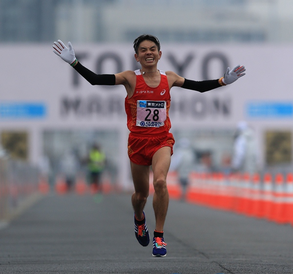 東京マラソンで日本人男子トップの7位でゴールする今井正人＝2015年2月22日、東京ビッグサイト