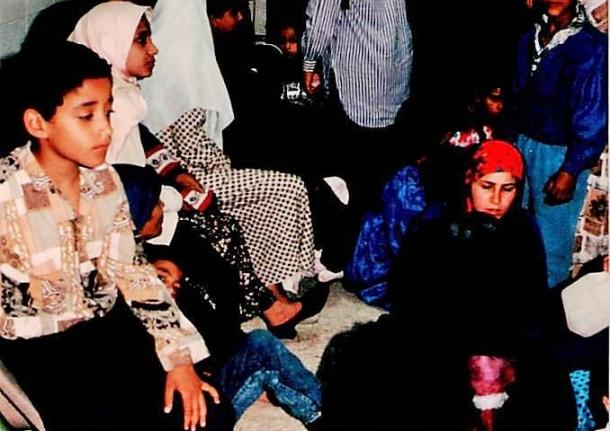 写真・図版 : 混雑するムスリム同胞団系のクリニック=1995年、カイロで、撮影・筆者