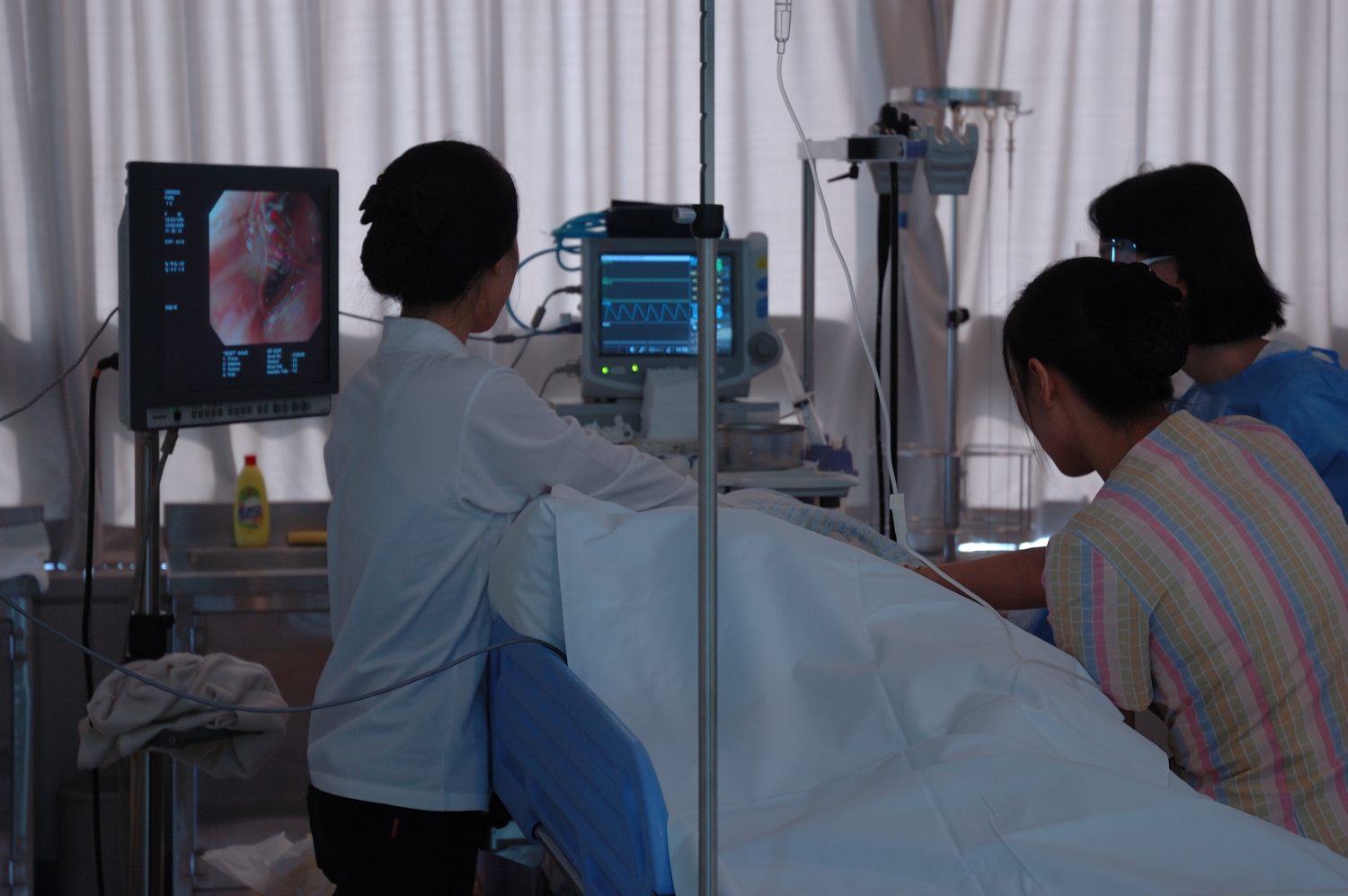 写真・図版 : 韓国で実施されている胃がん検診。内視鏡検査が導入されている＝２００８年、ソウル近郊の韓国国立がんセンター、浅井撮影