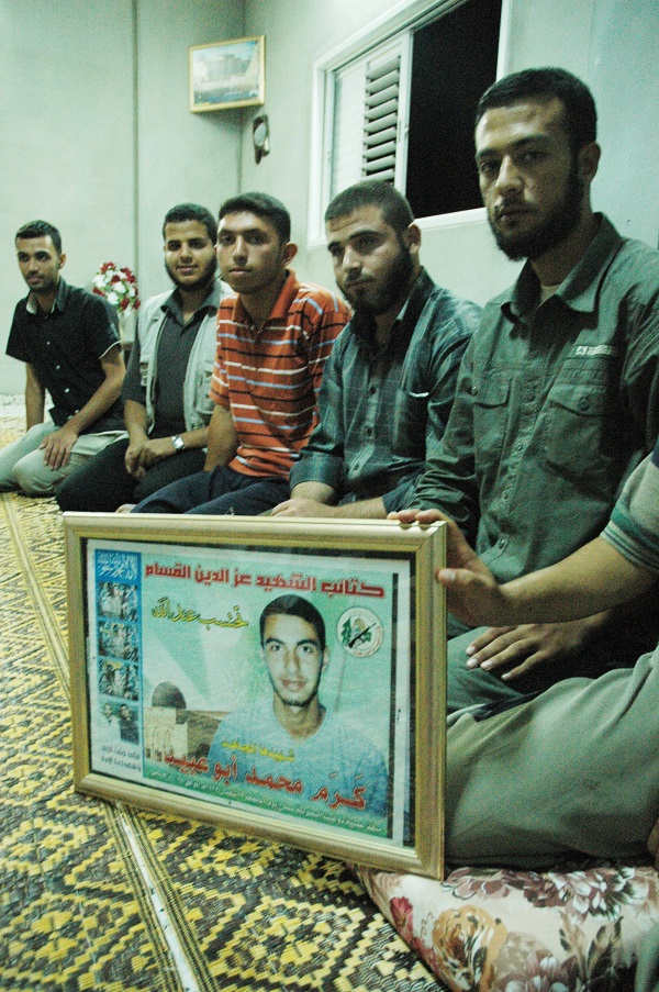 写真・図版 : 2002年10月のガザでの自爆攻撃で死んだ高校生の5年後の命日に集まった友人たち＝2007年12月、ガザで＝撮影・筆者
