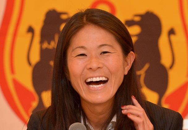 サッカーW杯日本女子代表に決まり、笑顔で会見する神戸の澤穂希＝2015年5月1日、神戸市東灘区