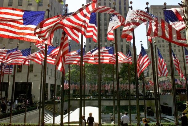 写真・図版 : 同時多発テロから1カ月後、ニューヨークのロックフェラーセンターは万国旗の代わりに星条旗が掲げられた＝2001年10月
