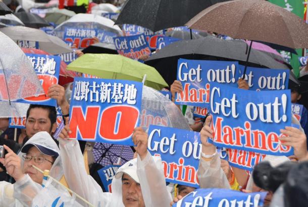 「辺野基地反対」の掲げる集会の参加者＝2015年4月28日、沖縄県庁前