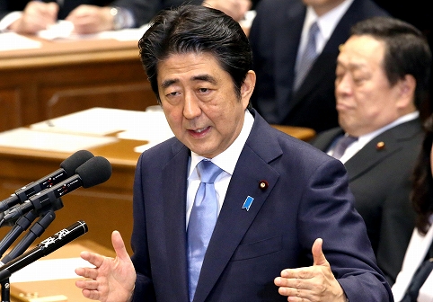 写真・図版 : 民主党の岡田克也代表の質問に答える安倍晋三首相＝2015年5月20日午後3時10分、飯塚晋一撮影