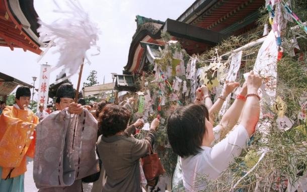 写真・図版 : 京都・東山の地主神社。紙のこけしに自分と相手の名前を書いて、境内のササ竹に結ぶと恋がかなうというが、その一方で……＝1998年