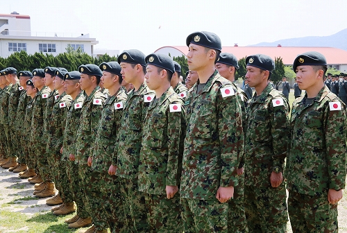 写真・図版 : 南スーダンＰＫＯに派遣される自衛隊員ら＝2015年5月10日、北九州市小倉南区 