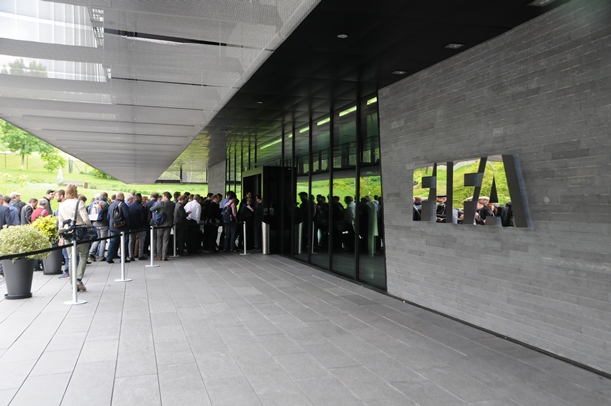 FIFAの記者会見に詰めかけた報道陣＝2015年5月27日、スイス・チューリヒ
