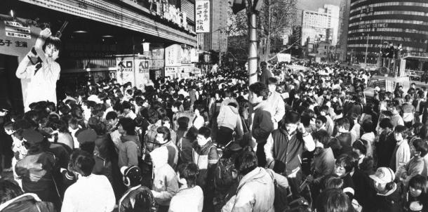 １９８１年１２月２０日朝、東映配給の青春映画「セーラー服と機関銃」を上映中の大阪、京都の３映画館に中、高生らのファンが殺到。写真は「上映中止」騒ぎにまでなった梅田東映劇場前の大混雑 