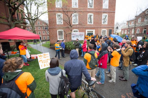 写真・図版 : 米ハーバード大では、学生らが学長室のある建物（中央）を封鎖するデモに集まった＝昨年４月、米マサチューセッツ州ケンブリッジ、学生組織「ハーバードも投資撤収を」提供


