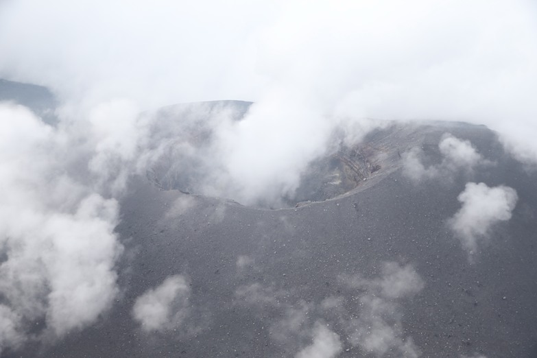 噴火警戒レベルが「２」に引き上げられた浅間山の火口付近。６月１１日撮影、朝日新聞