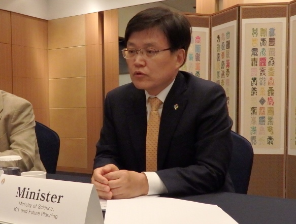 写真・図版 : インタビューに答える韓国・未来創造科学部長官チェ・ヤンヒ氏