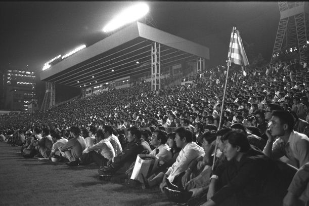 6-3でイングランドに惜敗した全日本の試合は超満員で、観客の一部をグラウンドにおろした＝1971年9月28日、秩父宮ラグビー場