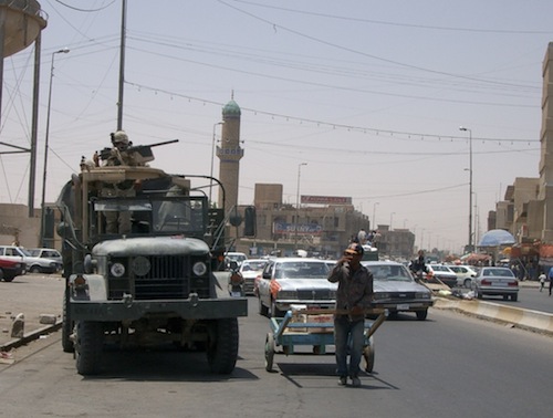 写真・図版 : バグダッド西方、アンバル州ラマディの中心部でパトロールする米軍車両＝2003年7月、撮影・筆者