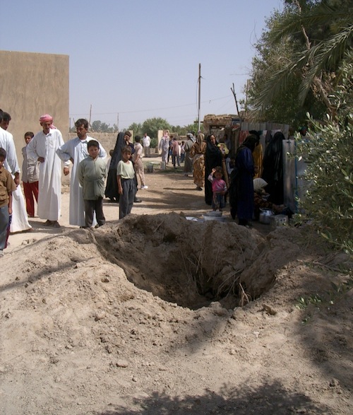写真・図版 : 米軍による対テロ戦争でミサイル攻撃を受けたバグダッド西方シジャル村の農家＝2003年9月、撮影・筆者