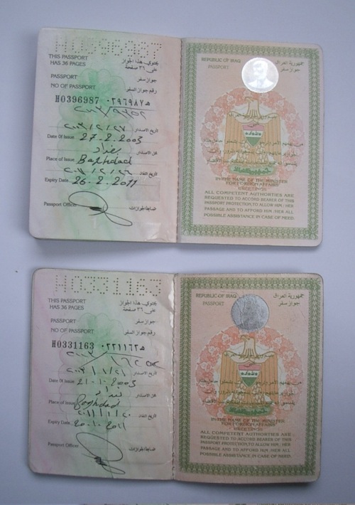 写真・図版 : イラク戦争後に出回った偽造旅券（上）と真正旅券（下）