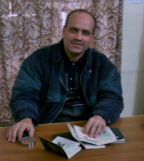 写真・図版 : 偽造旅券問題について語ったバグダッド旅券事務所のハンマディ所長＝2003年11月、撮影・筆者