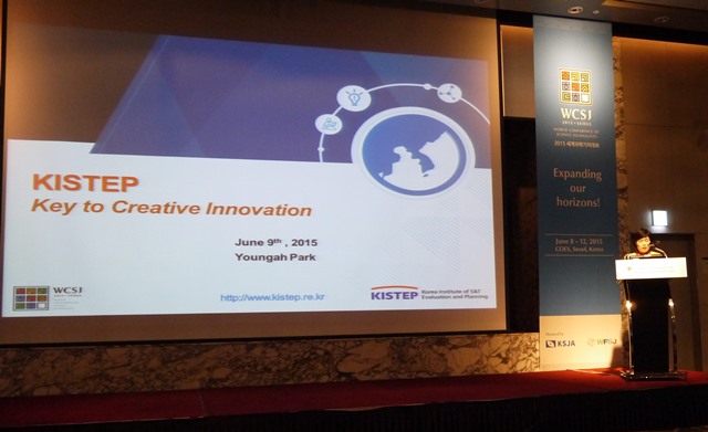 写真・図版 : 科学ジャーナリスト世界会議で韓国の科学技術政策について講演する韓国科学技術評価企画院（KAISTEP）のパク・ヨンア院長