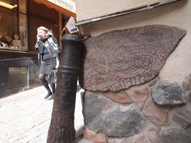 写真・図版 : ストックホルムの街角の石垣にはバイキング時代の文字を刻んだ石が使われていた＝撮影・筆者