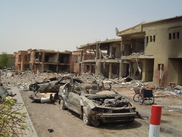写真・図版 : イラク戦争後の2003年5月にサウジアラビアの首都リヤドで起こった爆弾テロの現場＝撮影・筆者