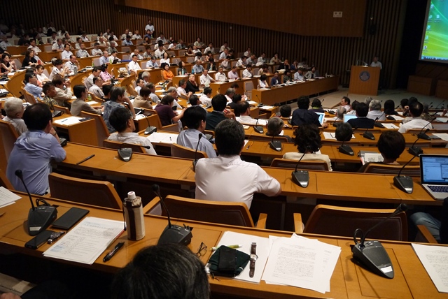 写真・図版 : 会場が満杯になった日本学術会議の公開シンポジウム＝2015年7月31日、日本学術会議講堂