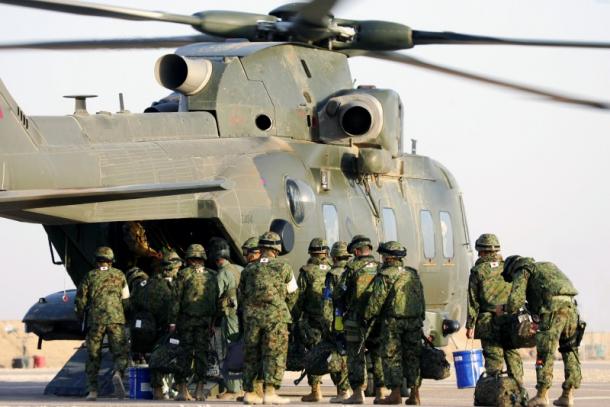 ０６年７月、英軍のヘリコプターに乗り込みサマワを離れる派遣部隊＝陸上自衛隊提供