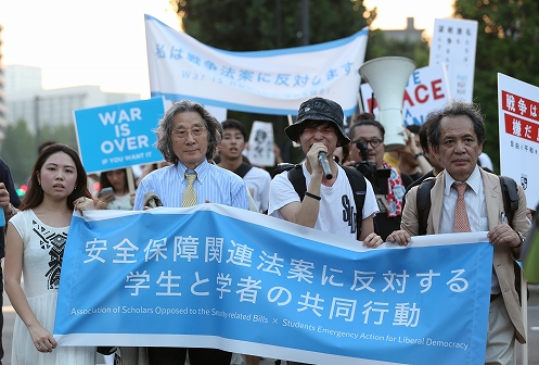 写真・図版 : 国会周辺で抗議の声を上げながら歩く学生と学者たち＝2015年7月31日午後6時24分、東京都千代田区、関田航撮影  

