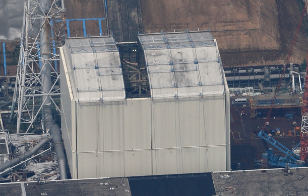 屋根パネルが外された東京電力福島第一原発1号機＝2015年7月28日、福島県大熊町