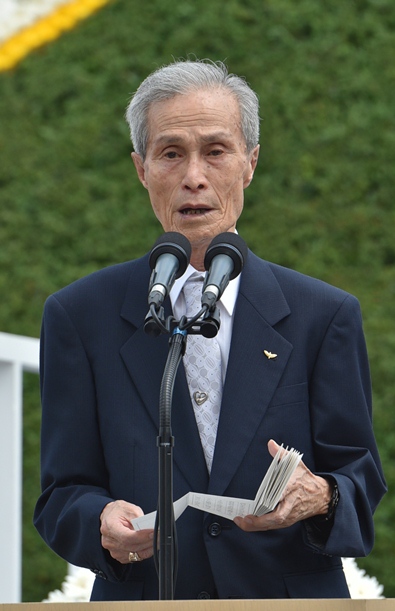 「平和への誓い」を読み上げる谷口稜曄さん＝2015年8月9日、長崎市の平和公園