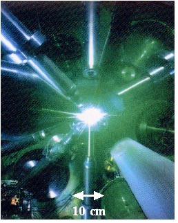 写真・図版 : 写真１：核融合実験の際の1秒にも満たない物理現象は、数億年かけて起こる星の誕生や爆発など宇宙の様々な現象を模擬できる可能性を秘めている。