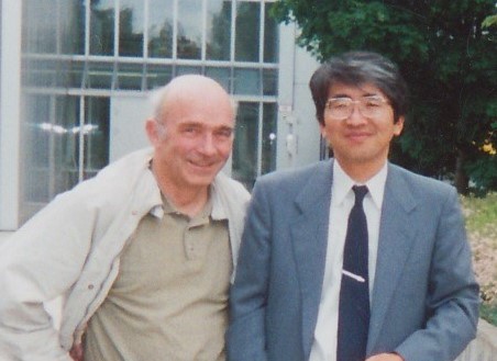 写真・図版 : 写真２：マックス・プランク量子光学研究所(MPQ)の友人マイヤタフィンと筆者。彼が、新しい研究に挑戦しはじめた９０年代後半に撮影。