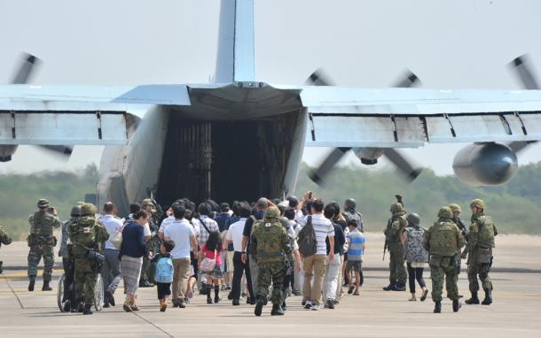 写真・図版 : 自衛隊による在外邦人の「輸送訓練」＝2015年2月15日、タイ中部・ウタパオ海軍航空基地