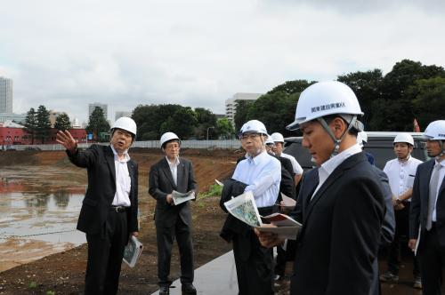写真・図版 : 新国立競技場の建設予定地を視察する第三者委員会の委員ら＝２０１５年９月４日、文科省提供 